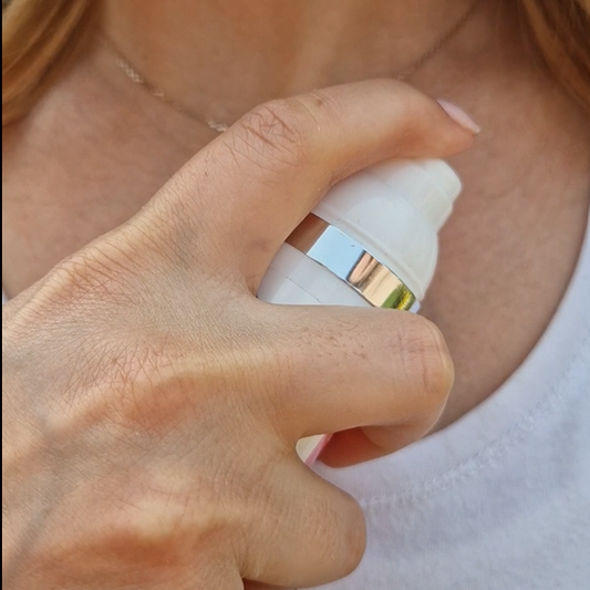 Unser HATTS Naturkosmetik Hyaluron Gel bringt dich und dein Dekolleté am Tag der Frauengesundheit zum Strahlen. Nimm dir eine Auszeit und achte auf deine physische und psychische Gesundheit.