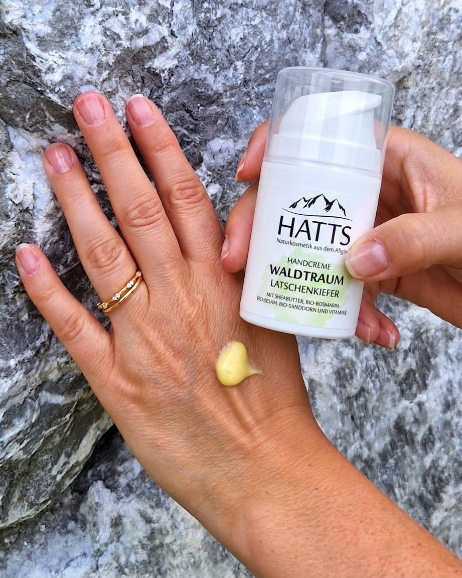 Frau trägt HATTS Naturkosmetik Handcreme Latschenkiefer auf – vegane Handpflege mit Sheabutter und Bio-Ölen.