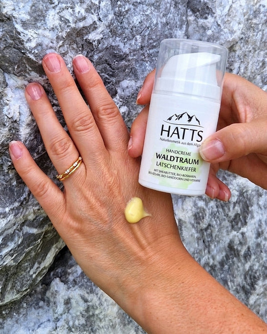 Frau trägt HATTS Naturkosmetik Handcreme Latschenkiefer auf – vegane Handpflege mit Sheabutter und Bio-Ölen.