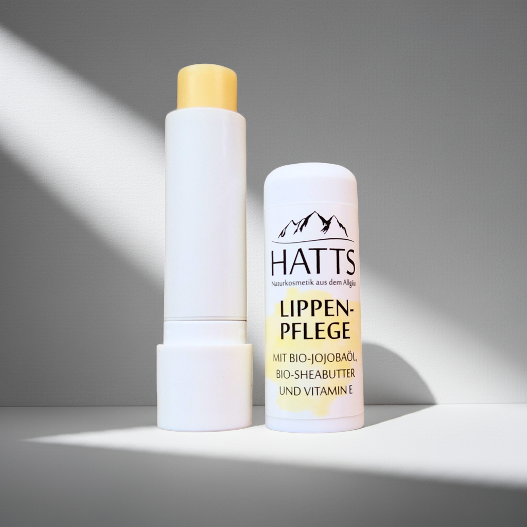 HATTS Naturkosmetik Lippenpflegestift geöffnet – vegane Lippenpflege mit Bio-Sheabutter und Bio-Jojobaöl.