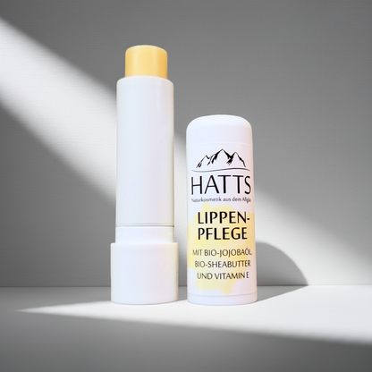 HATTS Naturkosmetik Lippenpflegestift geöffnet – vegane Lippenpflege mit Bio-Sheabutter und Bio-Jojobaöl.