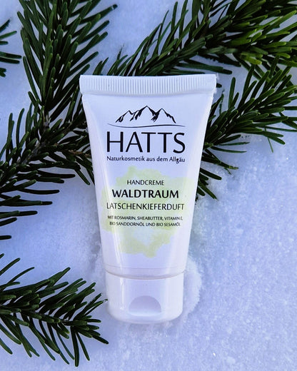 HATTS Naturkosmetik Handcreme Waldtraum mit Tannenzweig und Schnee – vegane Handpflege mit Latschenkieferduft.